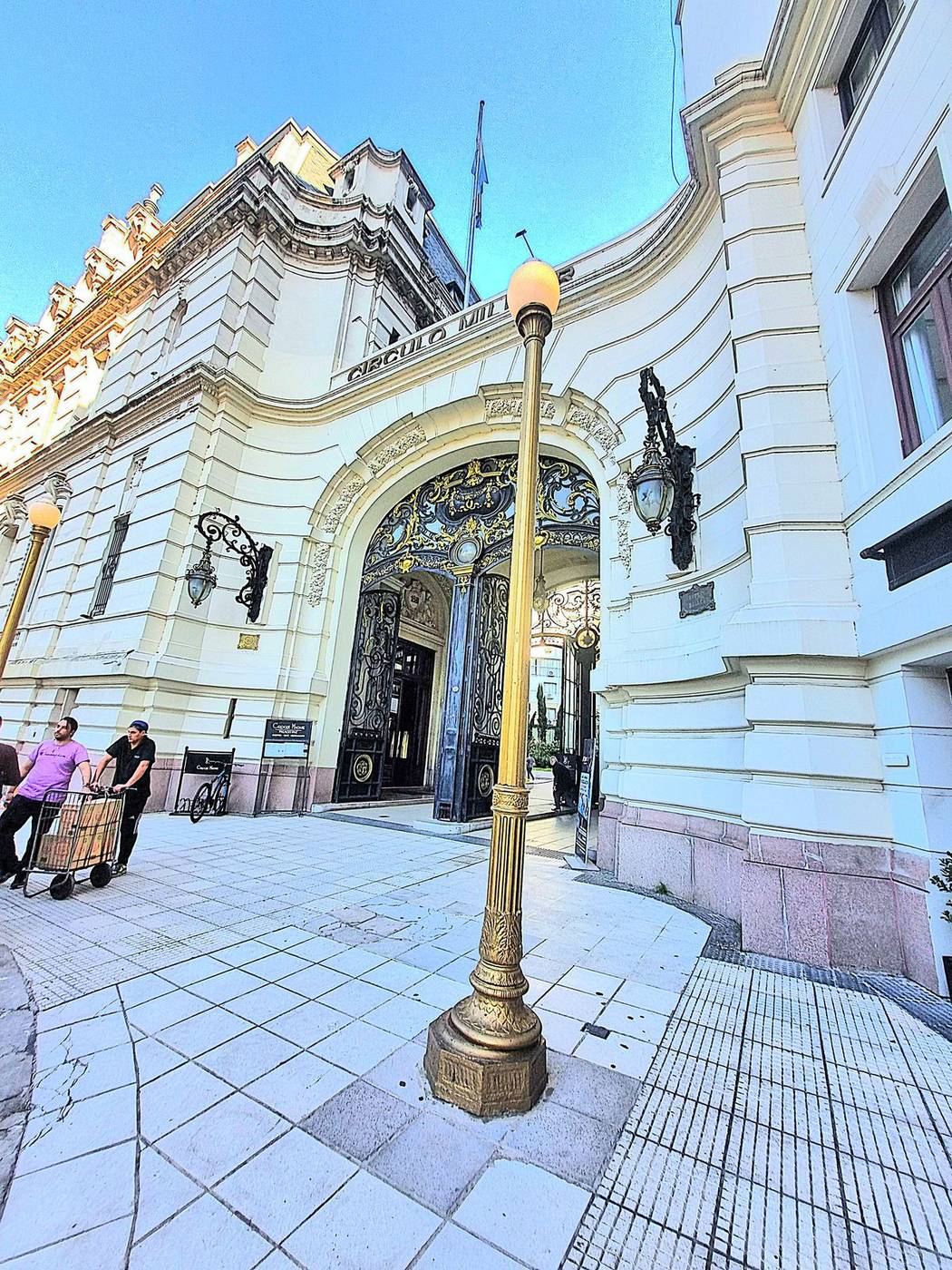Círculo Militar, Buenos Aires — exterior con farolas de bronce