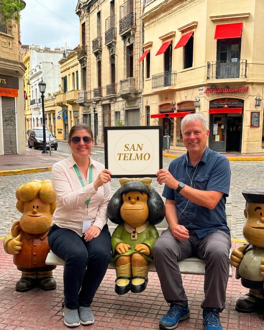 Adriana Kaprielan with travelers next to the Mafalda statue in San Telmo, Buenos Aires