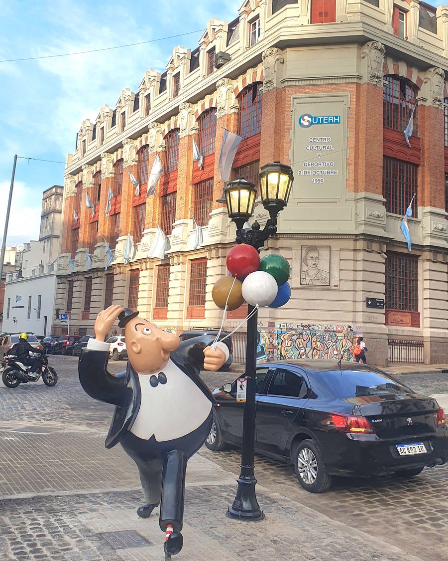 Statue of Mafalda's father holding balloons, Comic Strip Walk